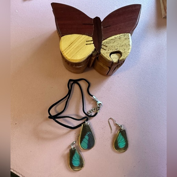 Wooden Butterfly Jewelry Box - Puzzle Form, with necklace & 2 pairs of earrings - Picture 5 of 10